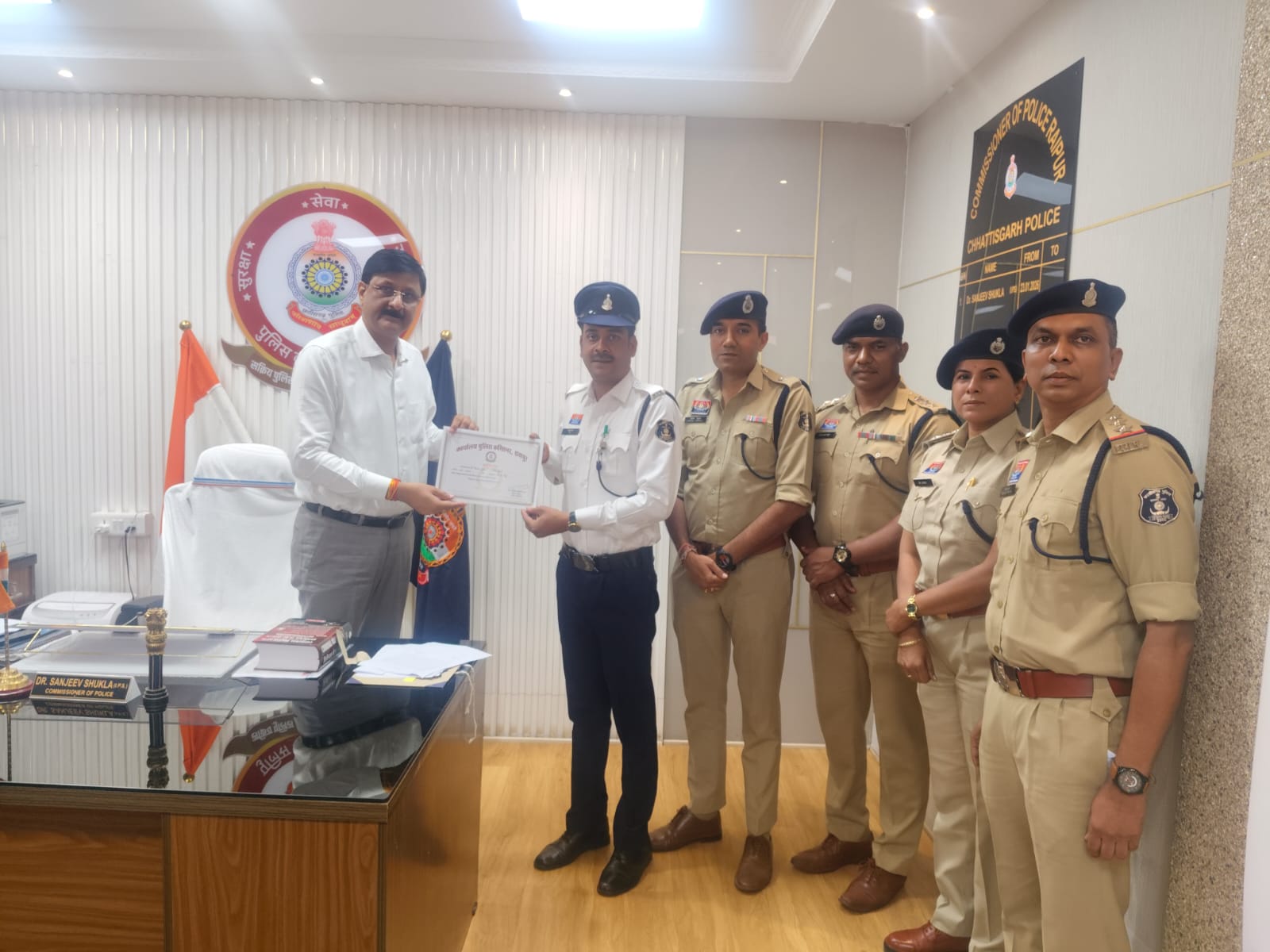 ड्यूटी के दौरान ईमानदारी एवं अच्छे कार्य करने वाले यातायात  कर्मचारियों को पुलिस कमिश्नर ने किया सम्मानित