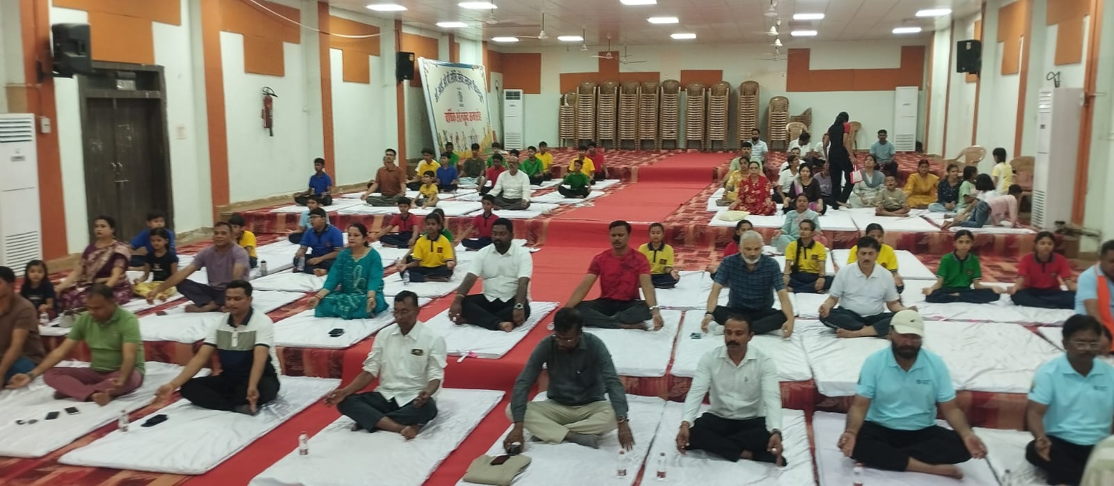 बैलाडीला योग समिति के तत्वाधान में धूमधाम से मनाया गया अंतरराष्ट्रीय योग दिवस