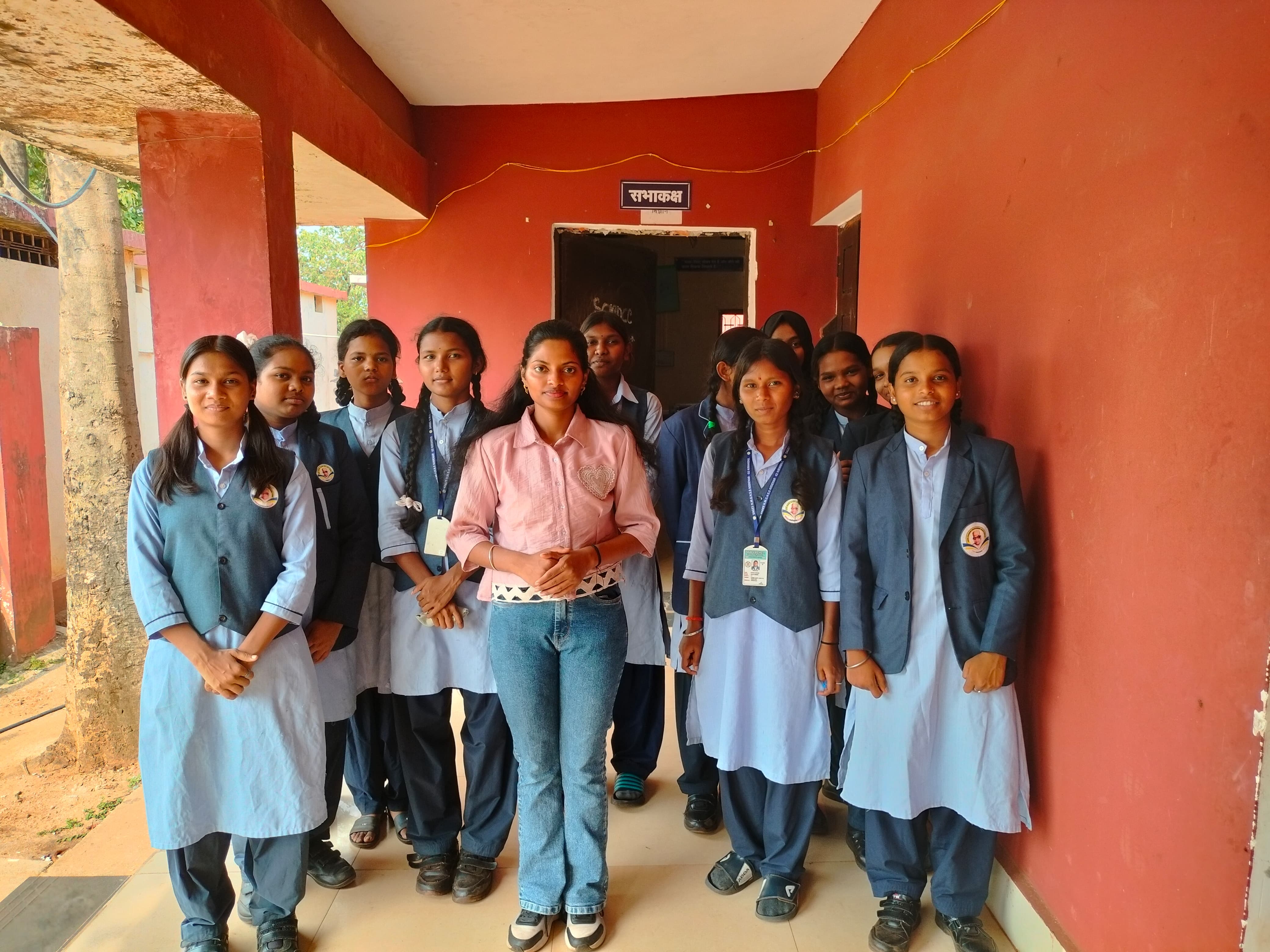 वॉयस ऑफ़ बस्तर कार्यक्रम के तहत मिताली वर्मा द्वारा लड़कियों को विभिन्न विषयों की दी जा रहीं हैं जानकारी