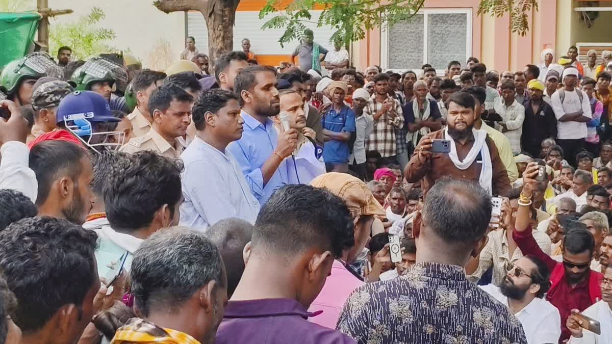 हजारों आदिवासियों के प्रदर्शन के आगे झुका प्रशासन, धमतरी कलेक्टर कार्यालय छोड़कर पहुंचे प्रदर्शन स्थल, कई मांगों पर सहमति