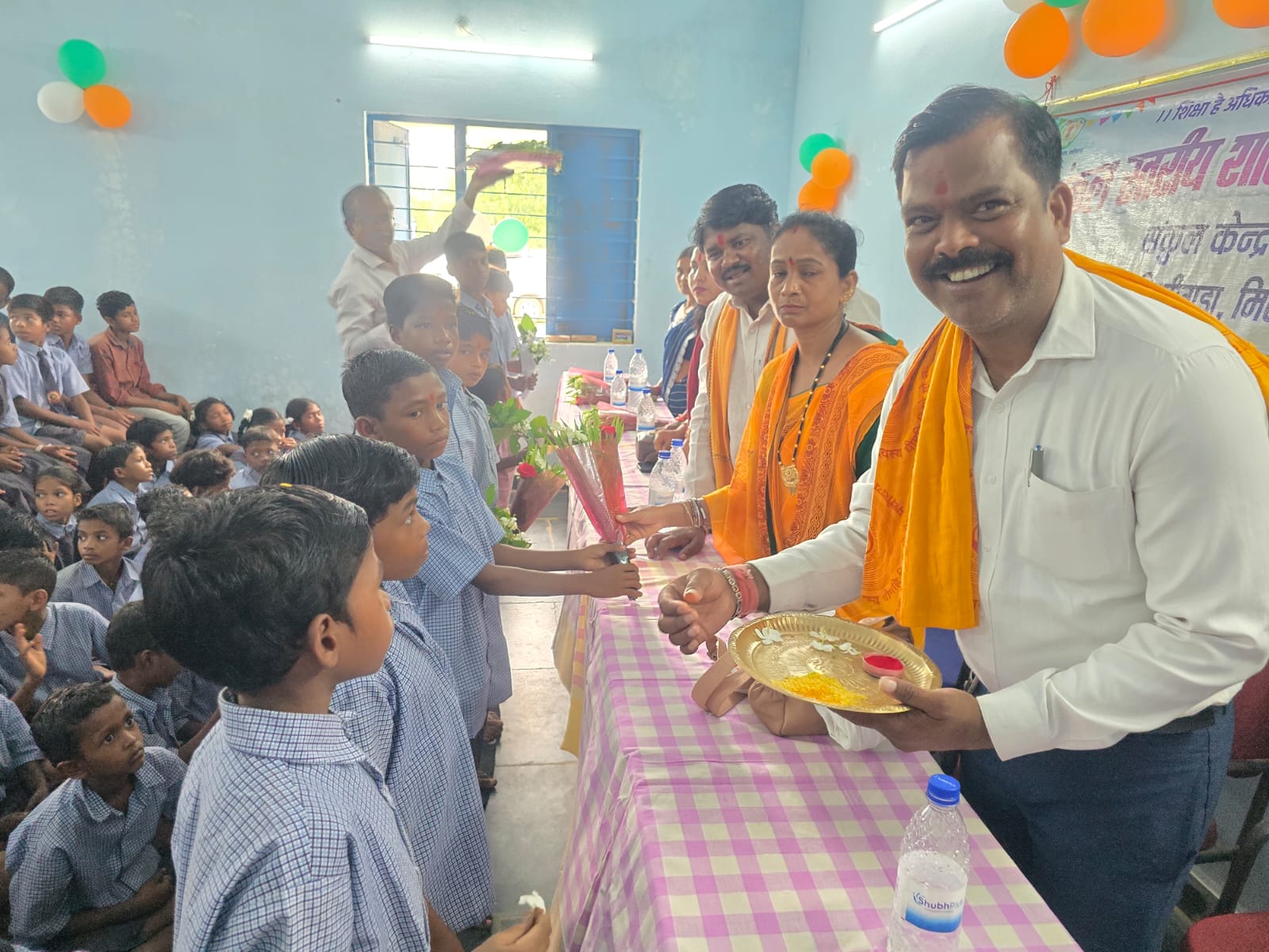 संकुल स्तरीय शाला प्रवेशोत्सव में नवप्रवेशी छात्रों का हुआ भव्य स्वागत, पुस्तक-गणवेश का भी किया गया वितरण