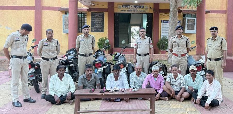  अमाबगीचा में चल रहे जुए के फड़ पर धमतरी पुलिस की दबिश,मौके से 08 जुआरी हुए गिरफ्तार