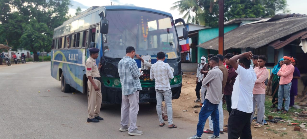 जनता और पुलिस की मुस्तैदी: शराब के नशे में बस चला रहे चालक पर त्वरित कार्रवाई, टला बड़ा हादसा!