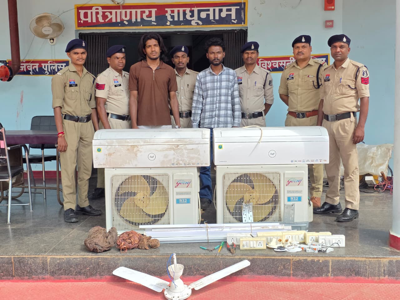 सुकमा पुलिस की बड़ी कार्रवाई: जिला कांग्रेस कार्यालय (राजीव भवन) में हुई चोरी का खुलासा, 02 आरोपी गिरफ्तार।
