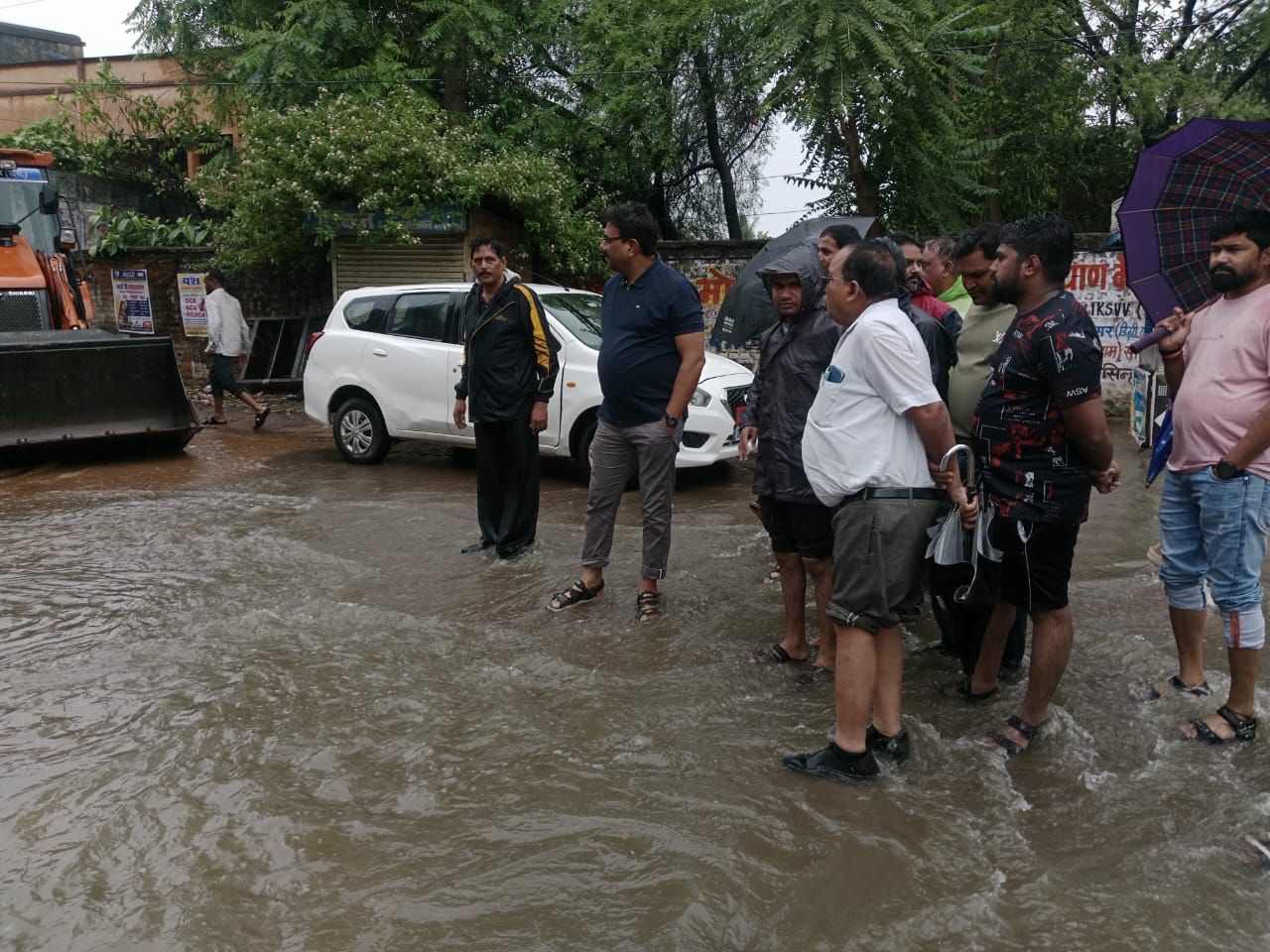कलेक्टर ने बाढ़ एवं जलभराव वाले क्षेत्रों की सतत निगरानी के दिए निर्देश