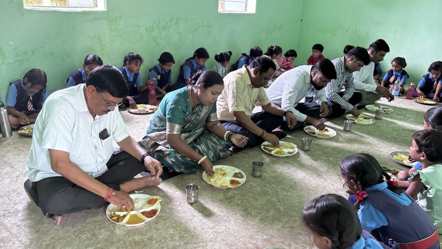 पीएम श्री स्कूल चनाट में केंद्रीय एवं जिला अधिकारियों ने किया निरीक्षण, बच्चों के साथ किया न्योता भोज