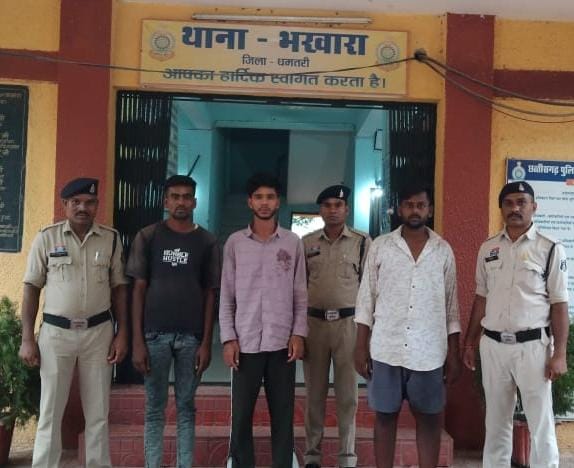 🔷 धमतरी पुलिस ने भखारा क्षेत्र में लूट की वारदात का किया खुलासा, तीन आरोपी गिरफ्तार एवं एक विधि से संघर्षरत बालक भी था शामिल