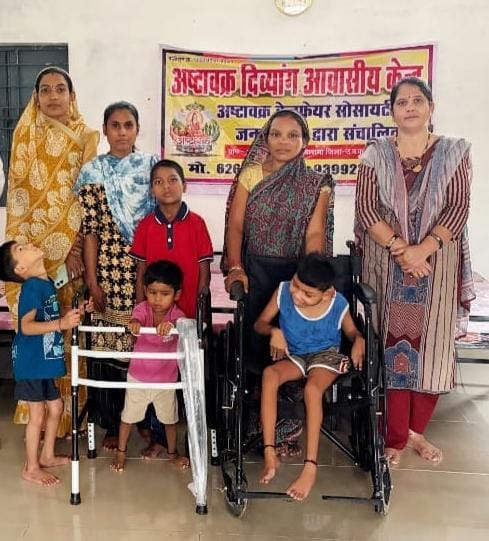 दिव्यांग बच्चों को मिले सहायक उपकरण, व्हीलचेयर पाकर चेहरे पर लौटी मुस्कान