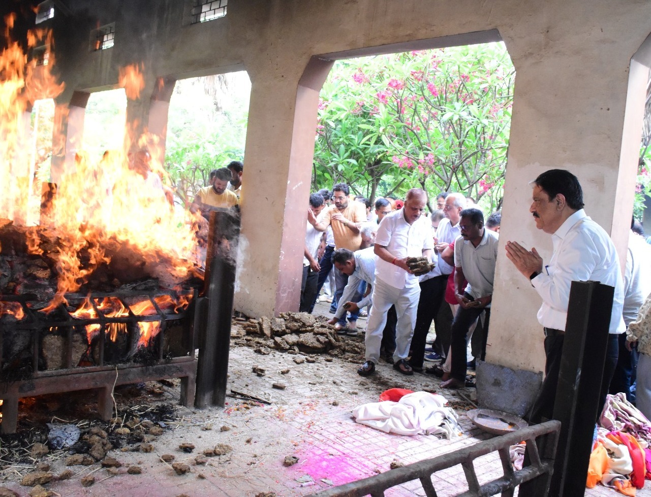 छत्तीसगढ़ राज्य नीति आयोग के उपाध्यक्ष श्री गणेश शंकर मिश्रा ने वरिष्ठ पत्रकार स्वर्गीय राजेन्द्र व्यास को दी श्रद्धांजलि