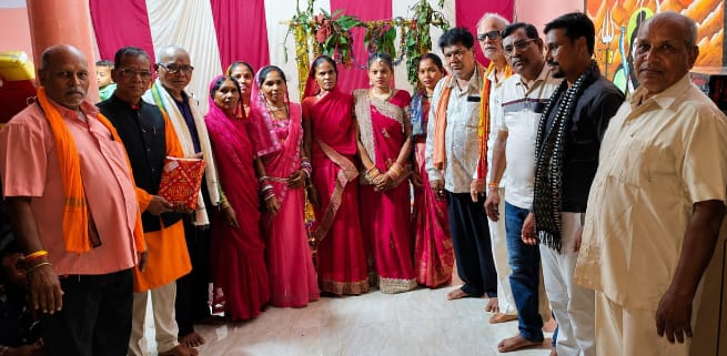 विवाह समारोह में नवदंपती को रामचरितमानस ग्रंथ भेंट, संस्कार और नशामुक्ति का दिया संदेश