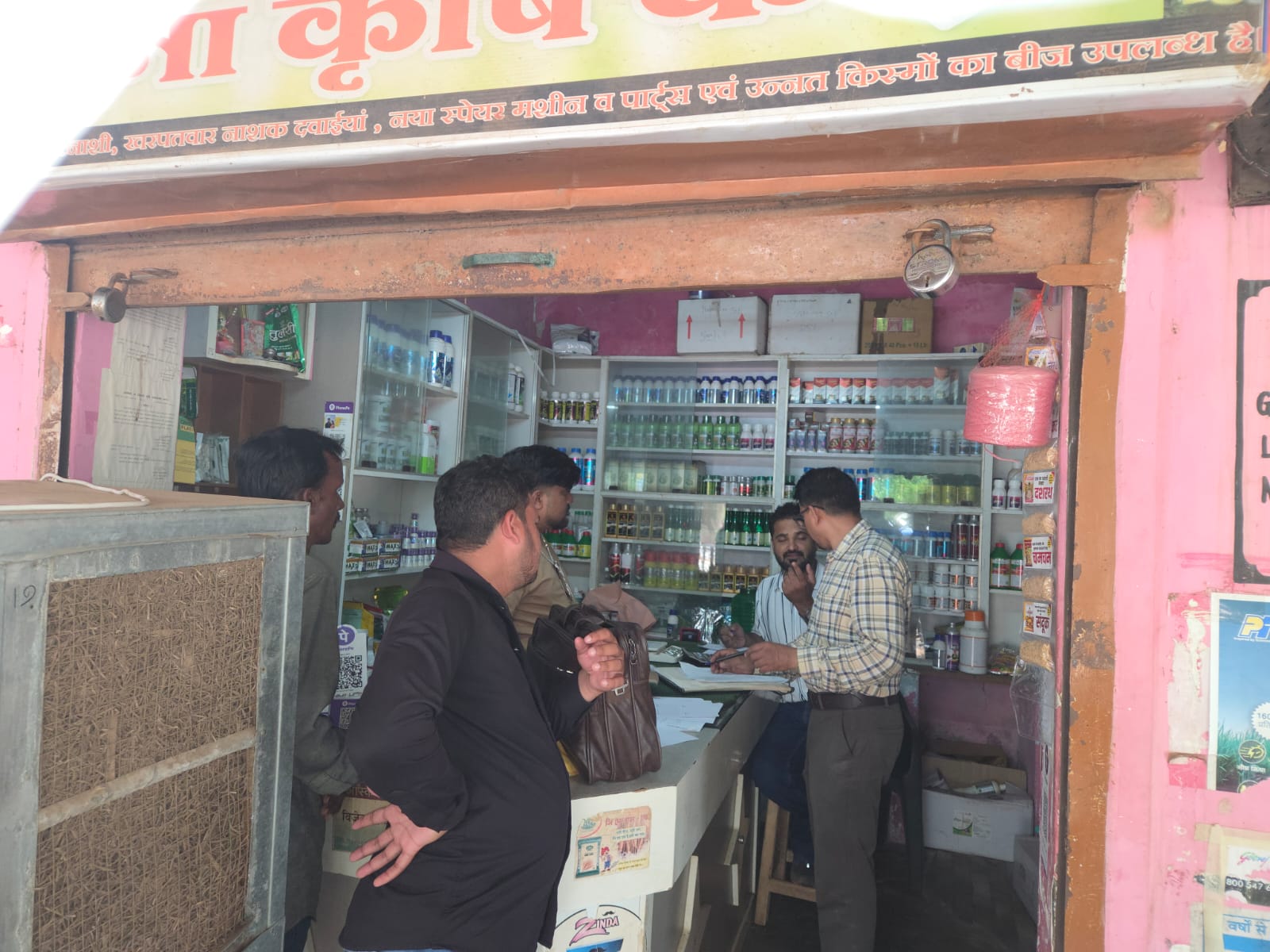 नियम विरूद्ध कीटनाशी का विक्रय करने पर ग्राम सुकुलदैहान के नित्या कृषि केन्द्र एवं रत्ना कृषि केन्द्र किया गया सील