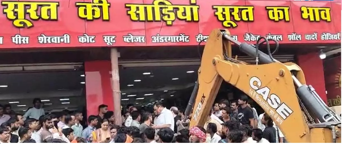 पंडरी कपड़ा मार्केट में चला बुलडोजर