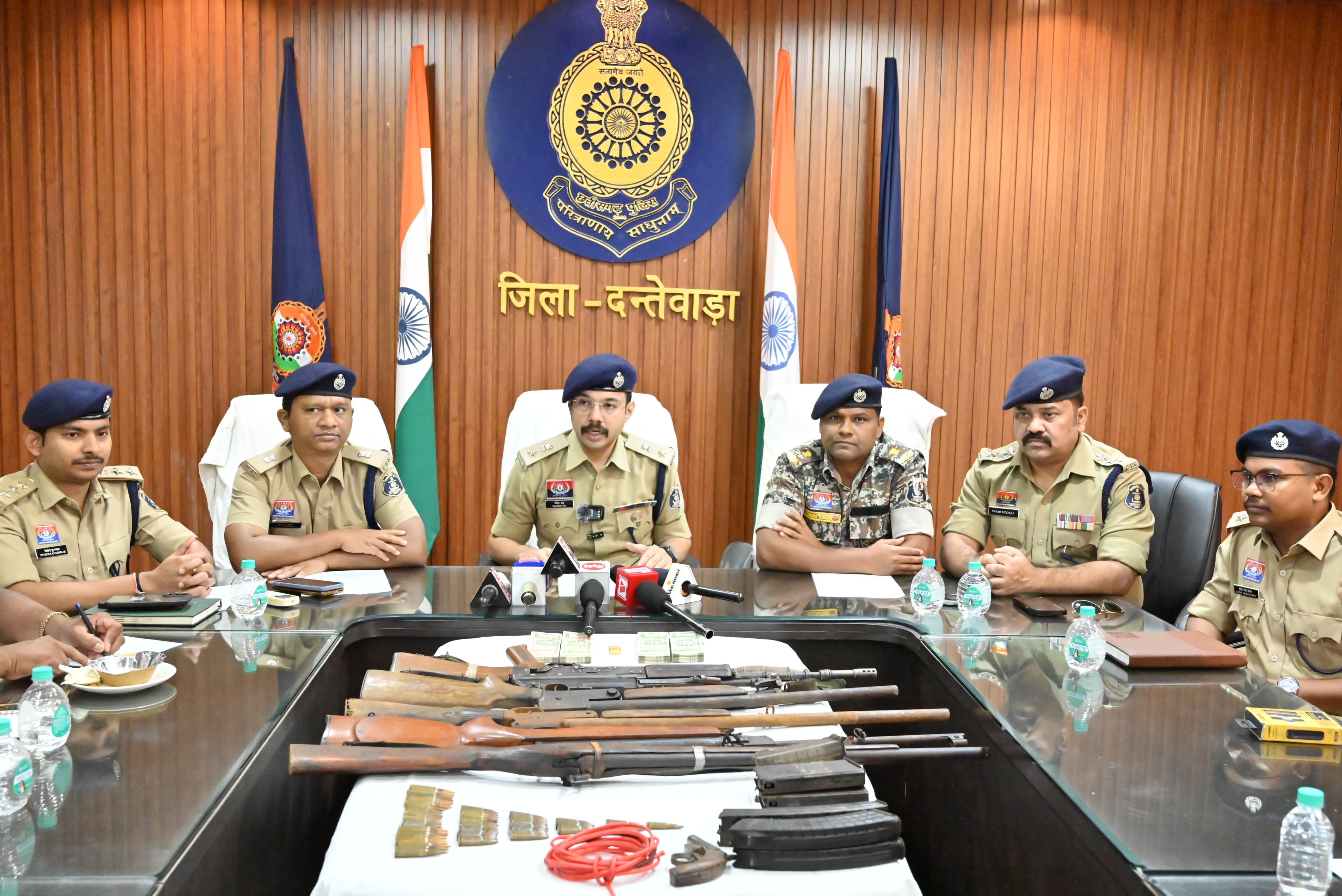 आत्मसमर्पित माओवादियों की निशानदेही पर थाना बारसूर क्षेत्र के तोड़मा गांव के जंगल पहाड़ से हथियारों, विस्फोटकों, नकद और सोने का डंप बरामद