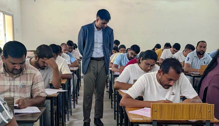- कलेक्टर ने परीक्षा केन्द्रों का किया औचक निरीक्षण