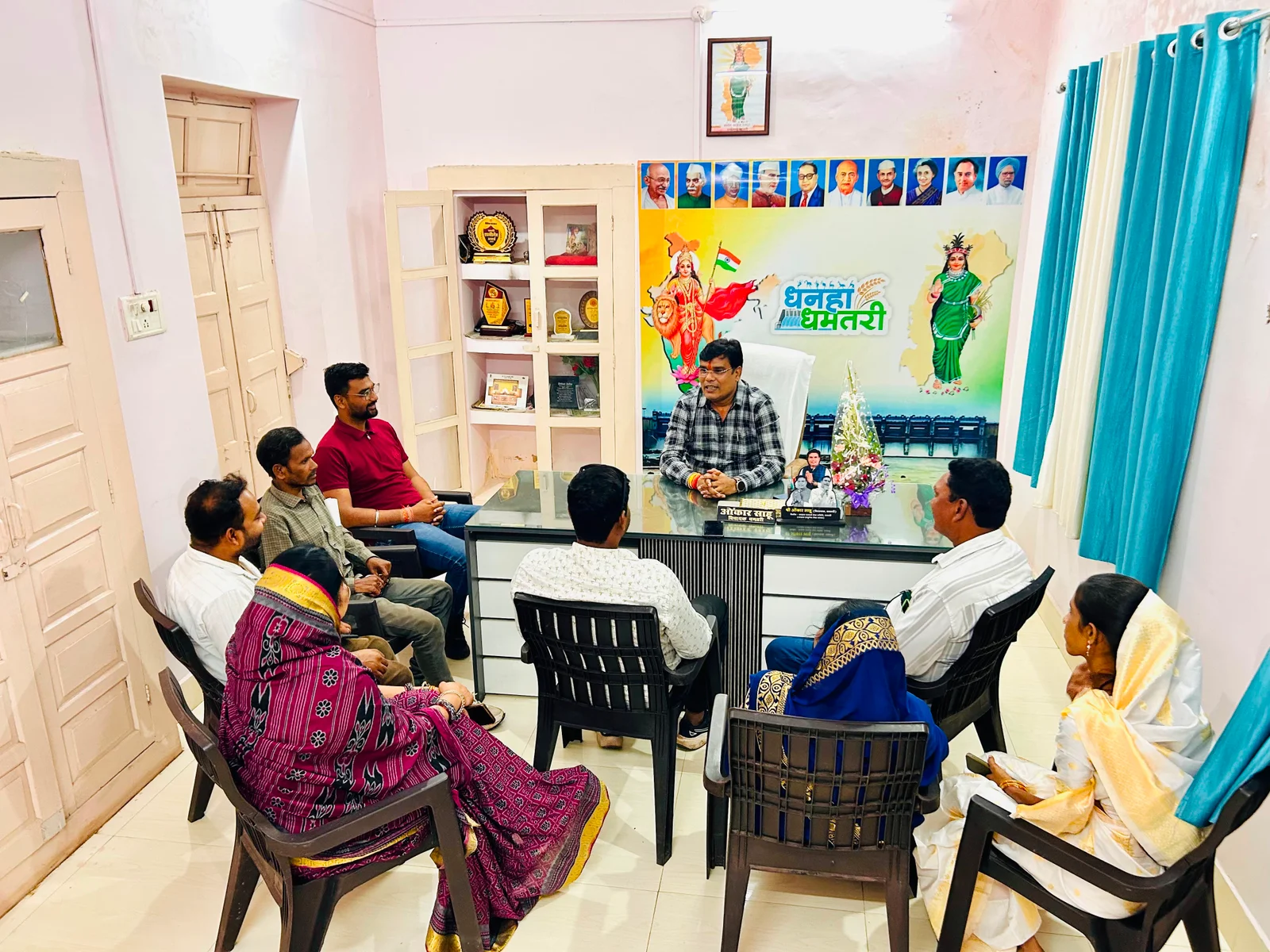 विभिन्न जनसमस्याओं एवं विकास कार्यों की मांग को लेकर नगर निगम नेताप्रतिपक्ष व कांग्रेस पार्षदों ने विधायक ओंकार साहू से की मुलाकात