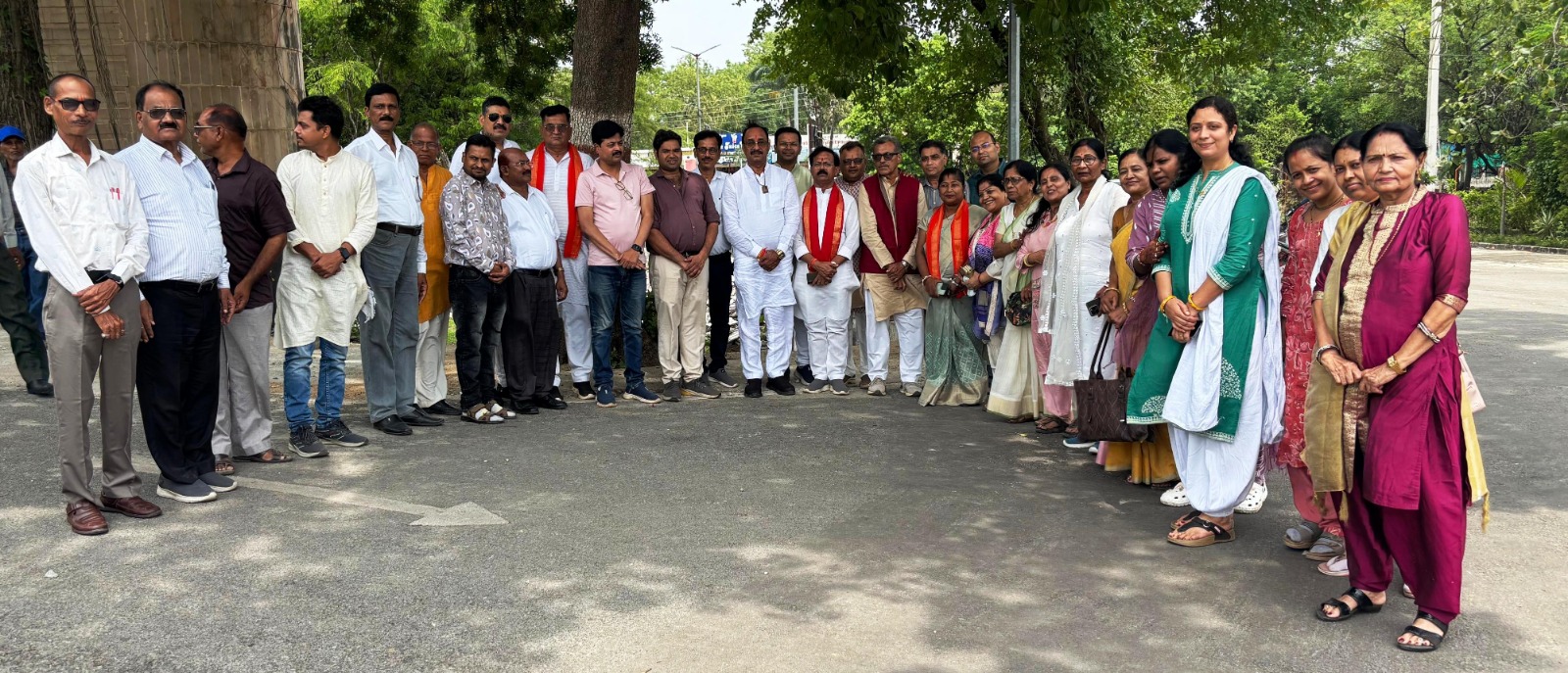 राज्य योग आयोग के अध्यक्ष श्री संजय अग्रवाल ने माँ बम्लेश्वरी मंदिर पहुंचकर पूजा अर्चना की