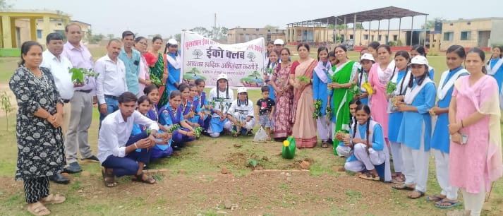 एक पेड़ माँ के नाम 3.0 अभियान के तहत शासकीय हायर सेकेंडरी स्कूल गुजरा में हुआ वृक्षारोपण