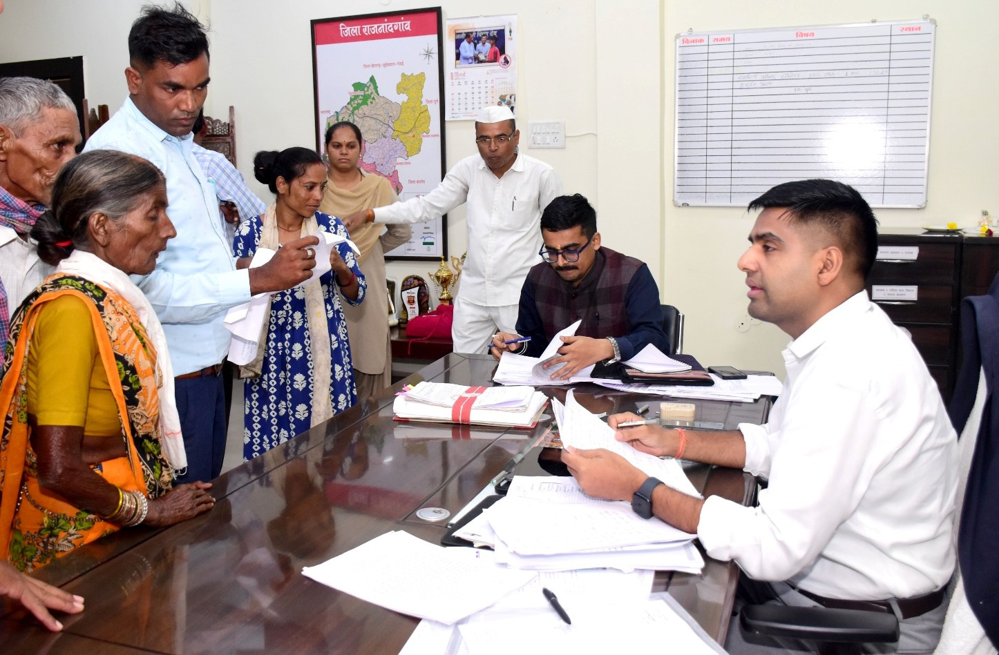 कलेक्टर ने जनदर्शन में सुनी नागरिकों की समस्याएं