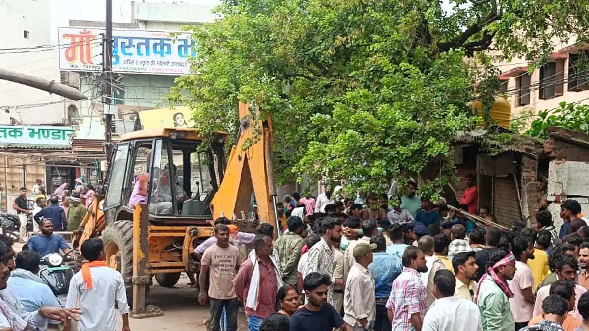 सुपेला रावणभाटा में चला निगम का बुलडोजर, लोगों ने लगाया निगम का पर पक्षपात का आरोप