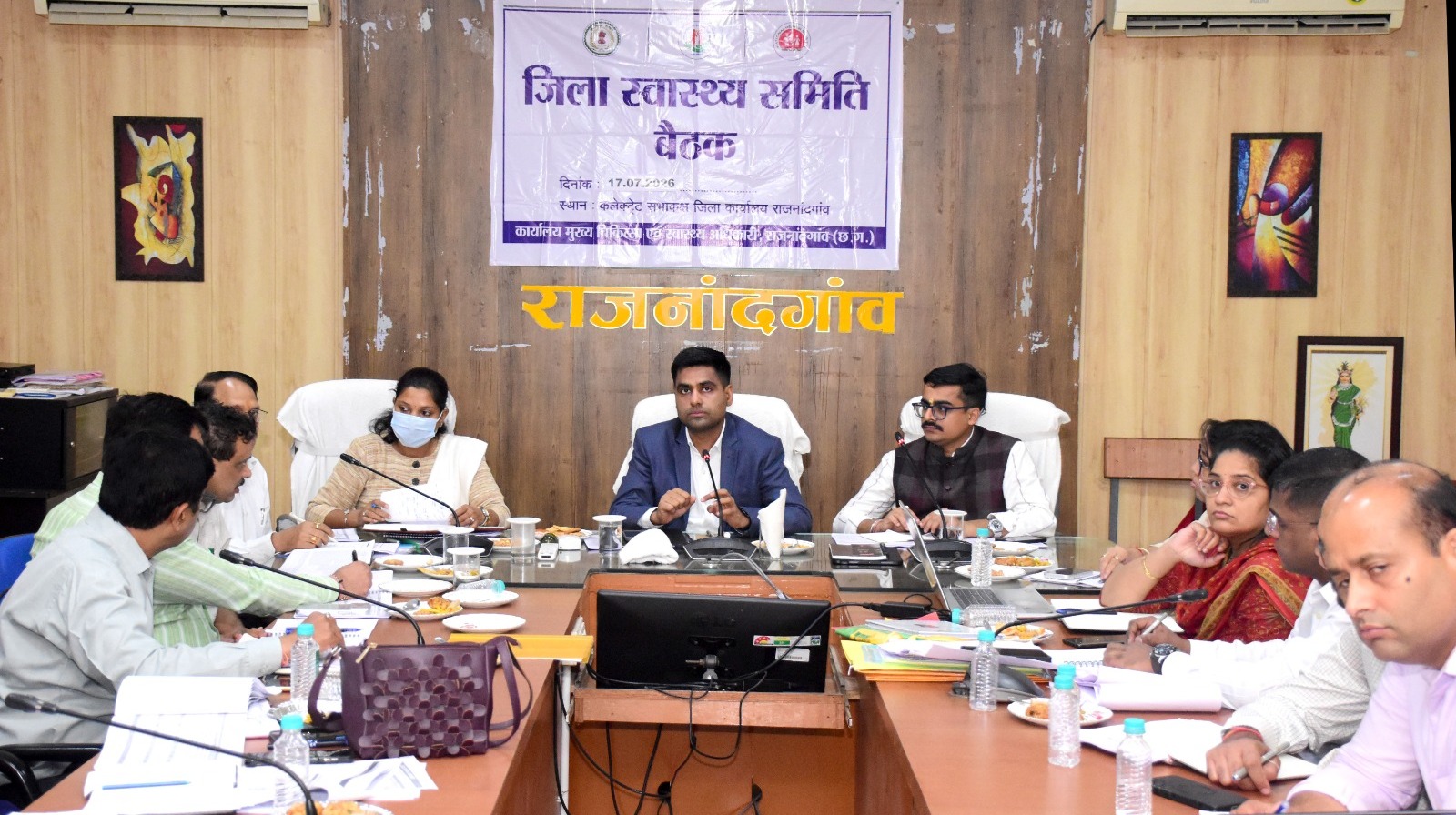 मातृ एवं शिशु मृत्यु दर में कमी लाने समर्पित भाव से करें कार्य - कलेक्टर