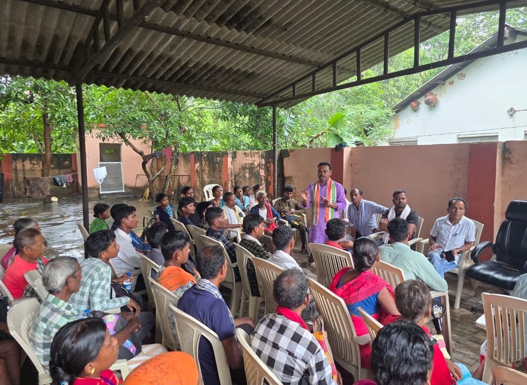 निर्दोष आदिवासियों की रिहाई की मांग तेज, कांग्रेस जिलाध्यक्ष हरीश कवासी ने परिजनों से की मुलाकात