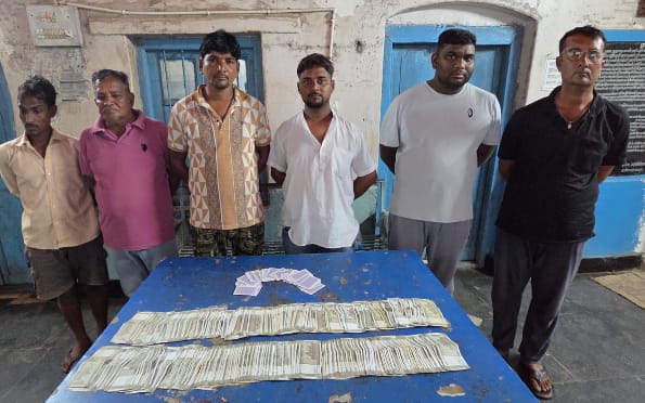 रसनी बोरिद पुल के पास जुआ पर छापा, छह जुआरी गिरफ्तार; 1.92 लाख रुपये नकद जब्त