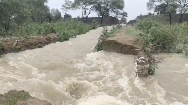 कर्रा नाला बांध फूटा, गांव वाले डरे 