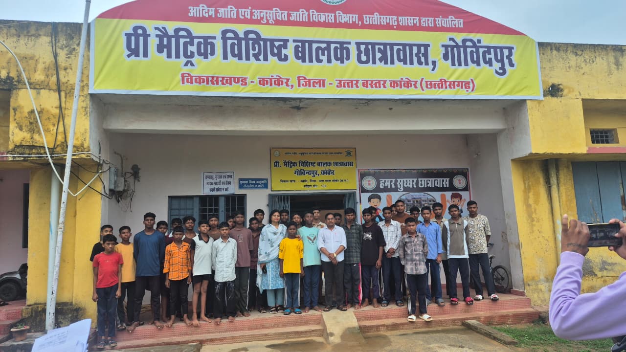 जिला पंचायत अध्यक्ष ने छात्रावासों का किया निरीक्षण