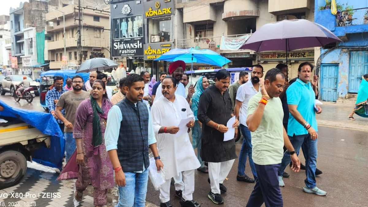बिजली बिल का विरोध : कांग्रेसियों ने घर-घर जाकर स्मार्ट मीटर बदलने बांटे आवेदन