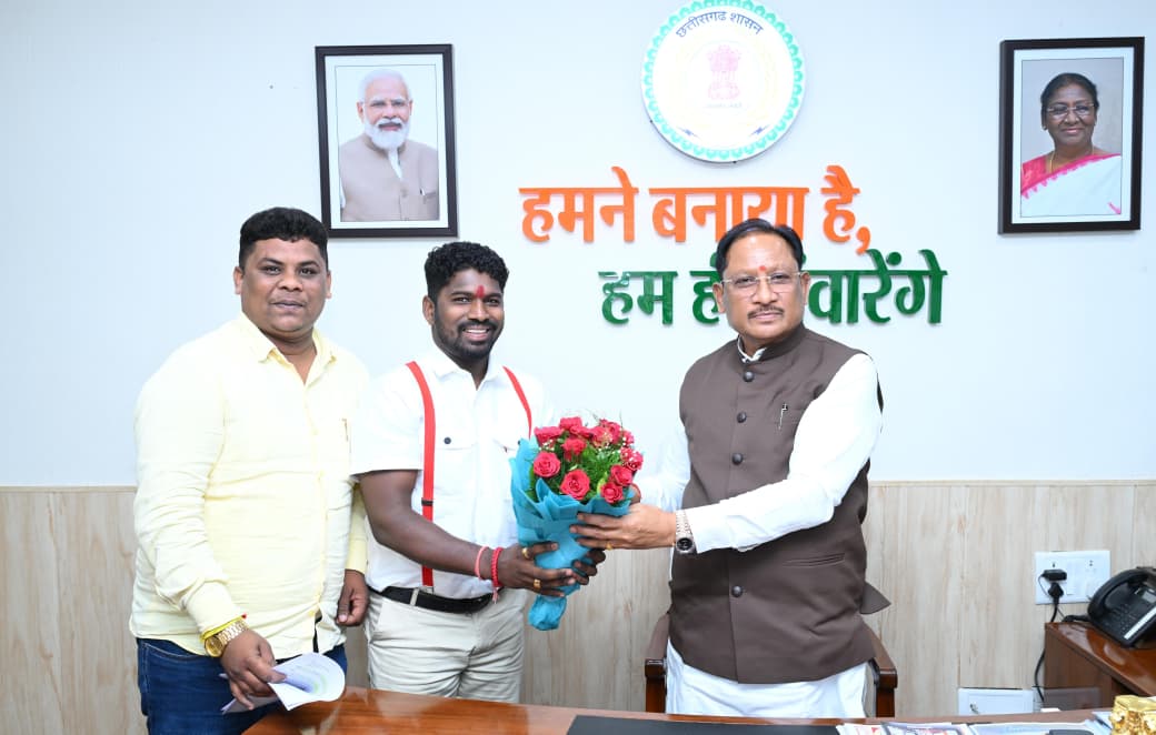 आज छत्तीसगढ़ के यशस्वी मुख्यमंत्री माननीय श्री विष्णु देव साय जी से सौजन्य मुलाकात करने का गौरव प्राप्त हुआ।💐