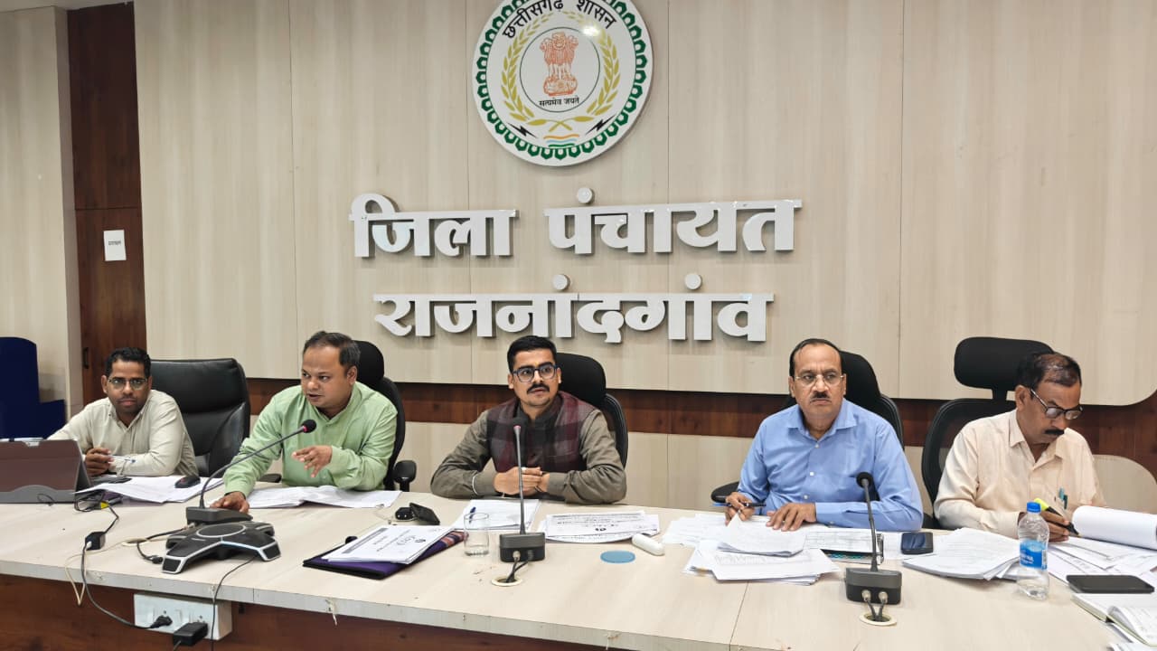 मुख्य कार्यपालन अधिकारी जिला पंचायत श्री दुर्गा प्रसाद अधिकारी ने विभागीय योजनाओं की प्रगति की समीक्षा की