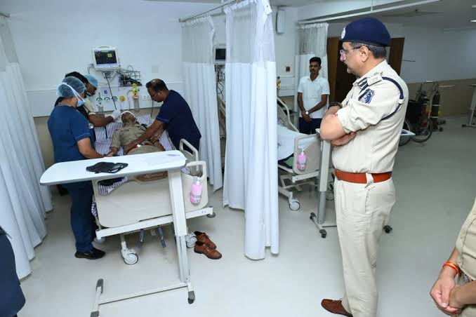 पुलिस कमिश्नर श्री संजीव शुक्ला ने अस्पताल पहुंचकर घायल पुलिस जवानों का जाना हाल