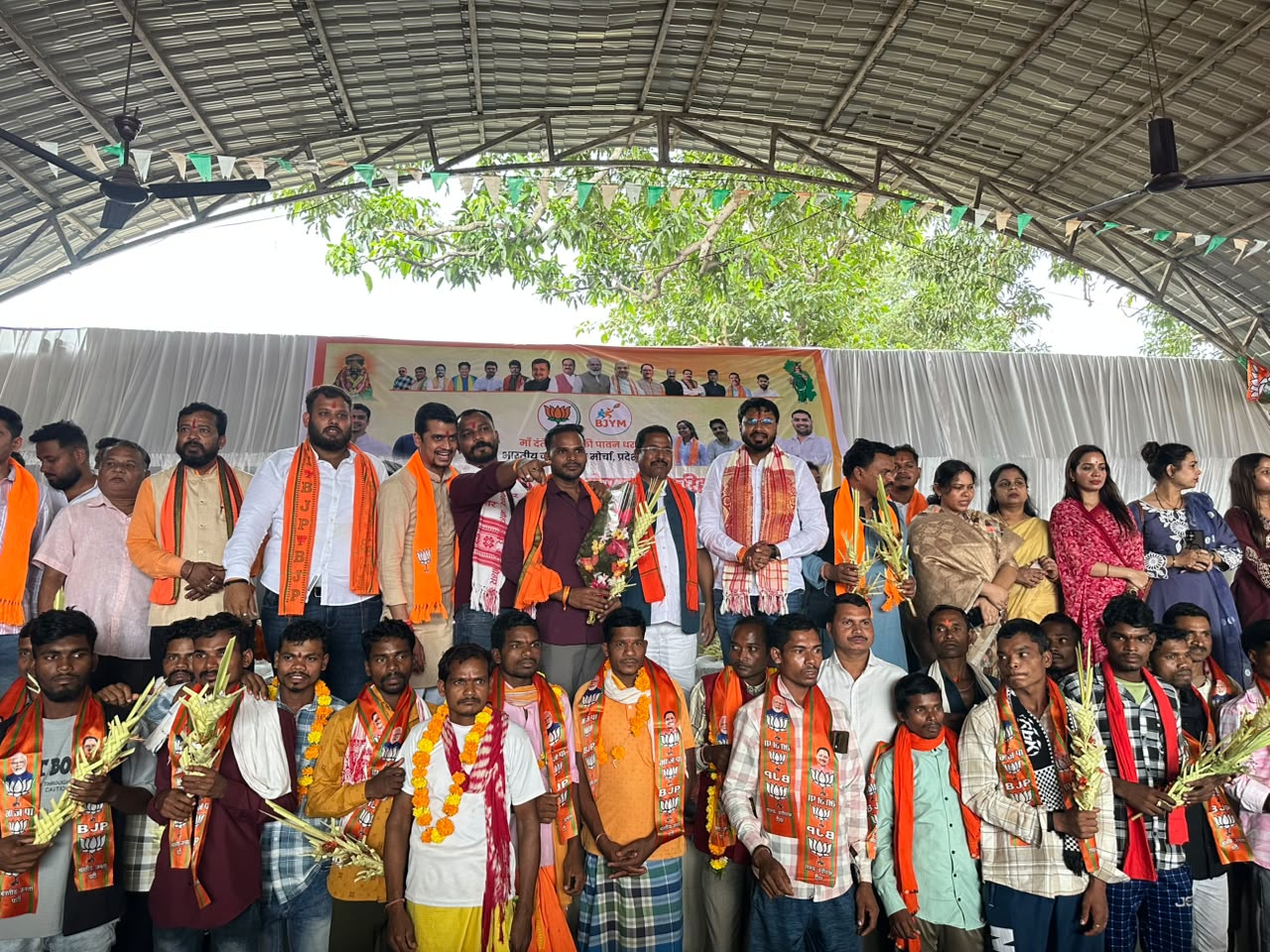 दंतेवाड़ा में भाजपा से 300 युवाओं ने थामा दामन*  