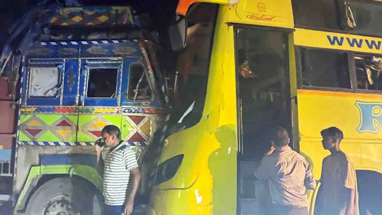 छत्तीसगढ़ एक्सीडेंट ब्रेकिंग: ट्रक और रॉयल ट्रेवल्स बस 