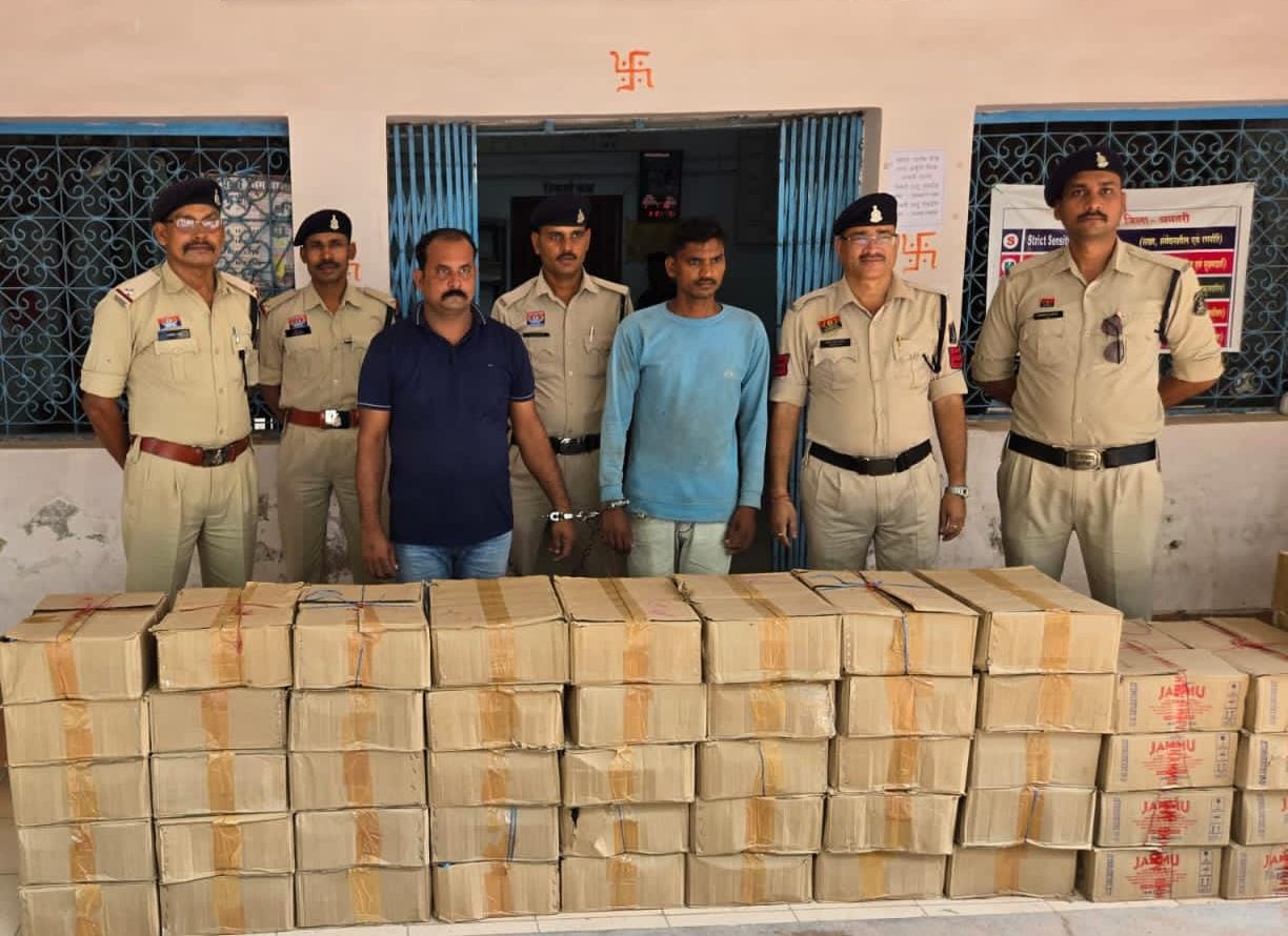 धमतरी पुलिस की अब तक की सबसे बड़ी अवैध शराब जब्ती कार्यवाही, 53 पेटी शराब के साथ दो आरोपी गिरफ्तार