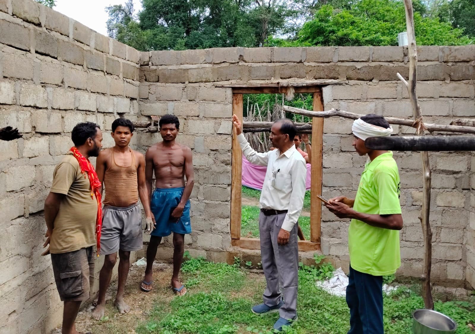 दुर्गम अंचलों में बाइक से  ग्रामीणों के बीच पहुंचे जनपद सीईओ