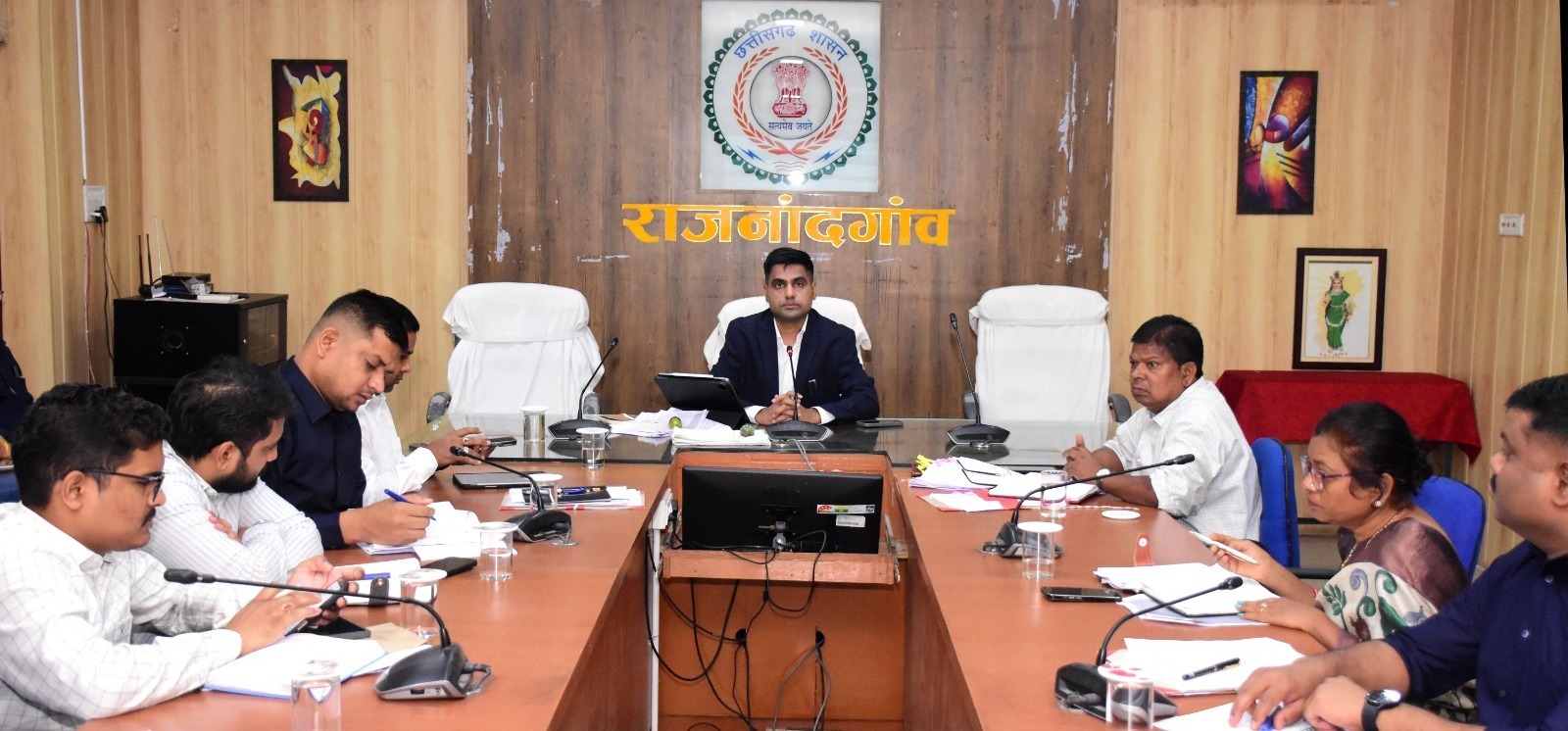 कलेक्टर ने समय-सीमा बैठक में शासन की प्राथमिकता वाली योजनाओं की प्रगति की समीक्षा की