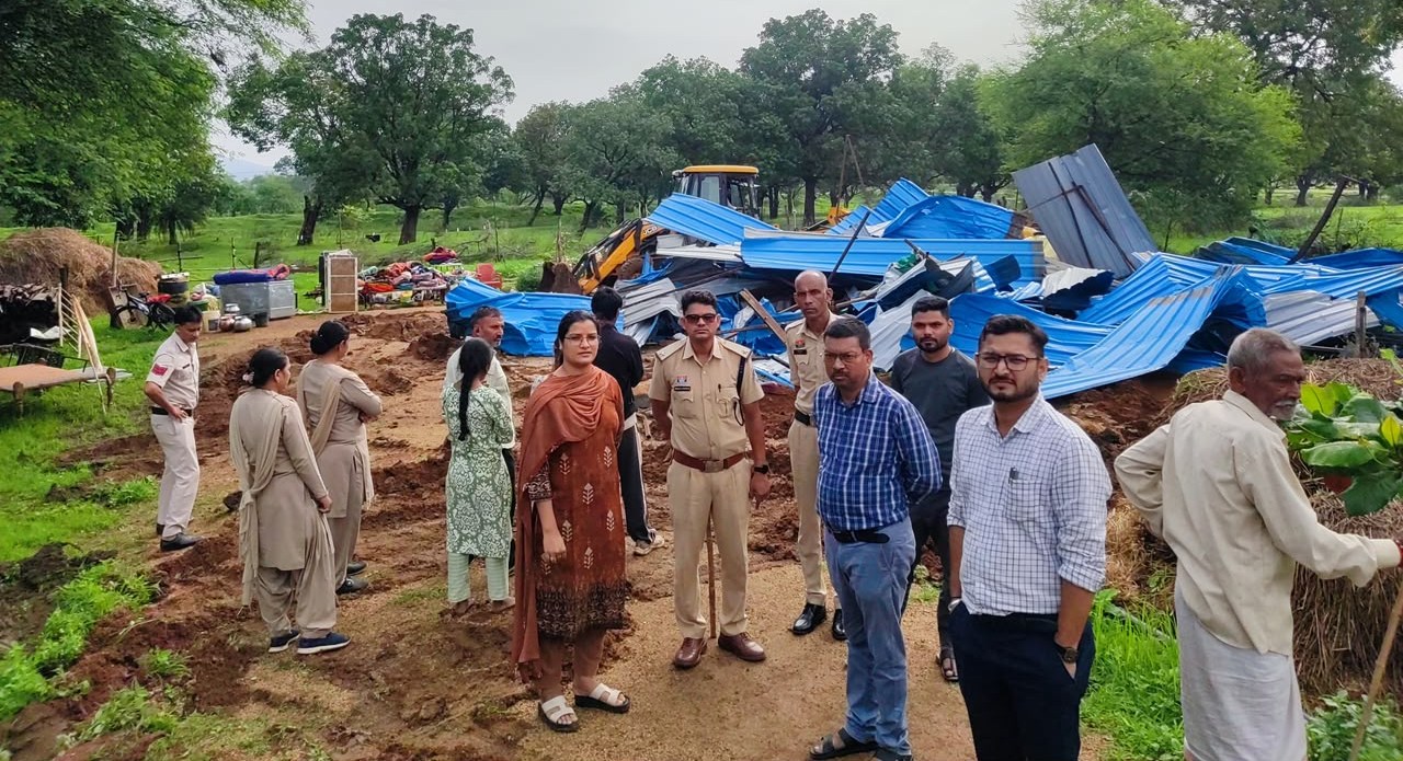 बुलडोजर चलाकर शासकीय घास भूमि से हटाया गया अतिक्रमण