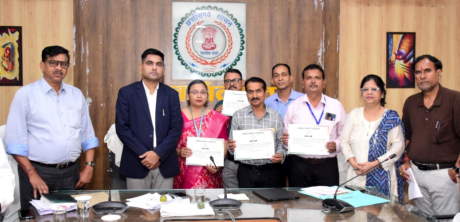 कलेक्टर ने उत्कृष्ट कार्यों के लिए प्राचार्यों एवं शिक्षकों को किया सम्मानित