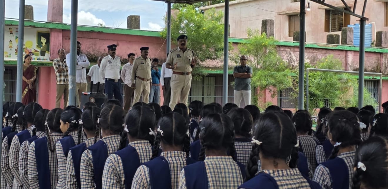  “जागरूक विद्यार्थी, सुरक्षित समाज” : एसपी धमतरी