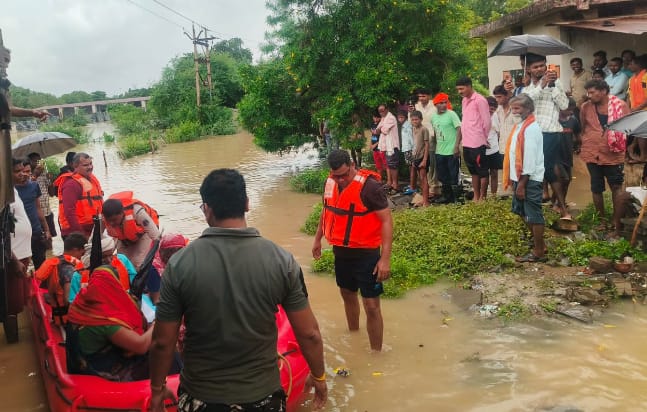 महानदी का जलस्तर बढ़ने से निसदा में बाढ़, एसडीआरएफ ने छह लोगों को सुरक्षित निकाला