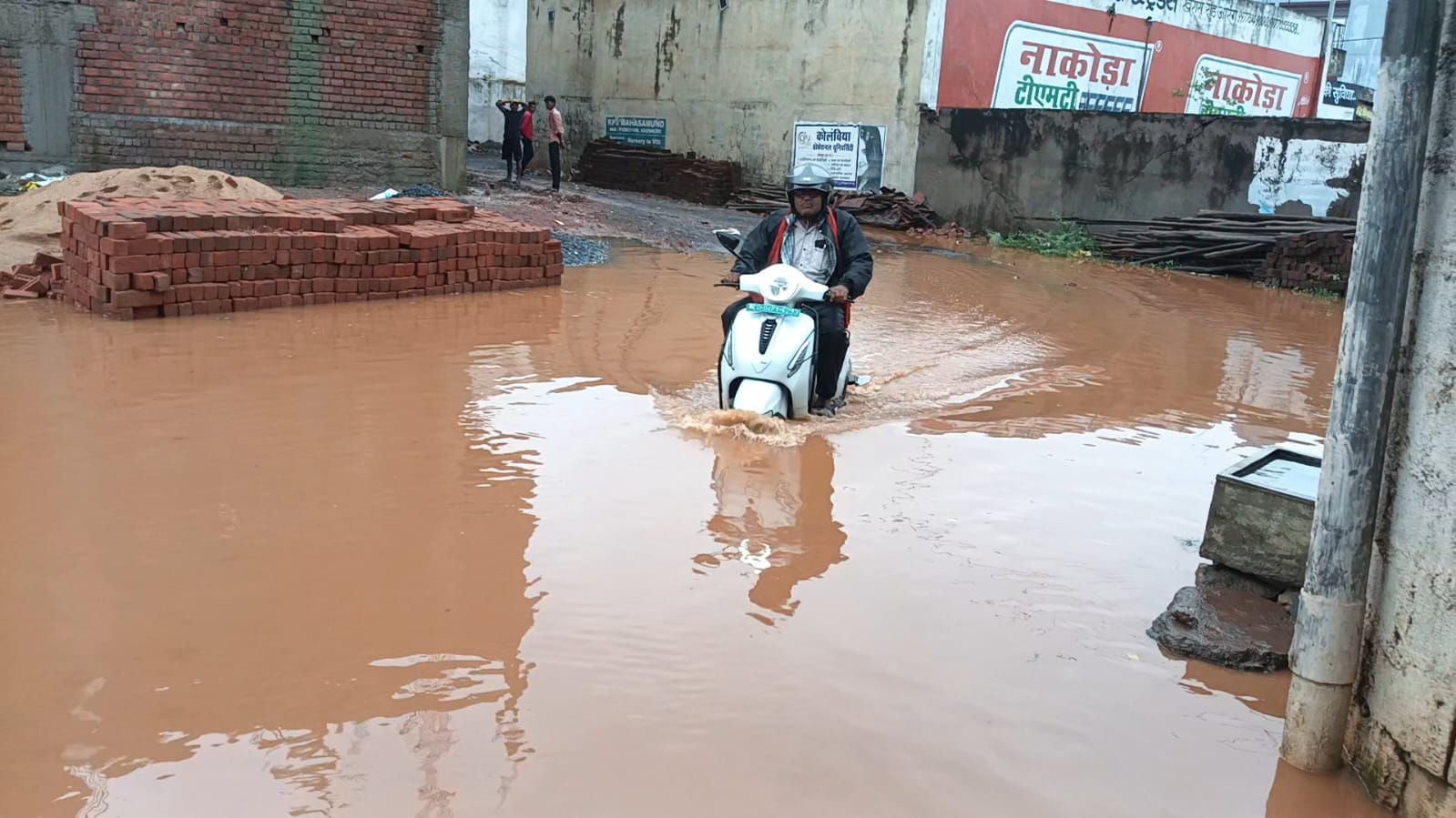 लगातार बारिश से वार्ड-1 की कॉलोनी जलमग्न, जल निकासी व्यवस्था पर उठे सवाल