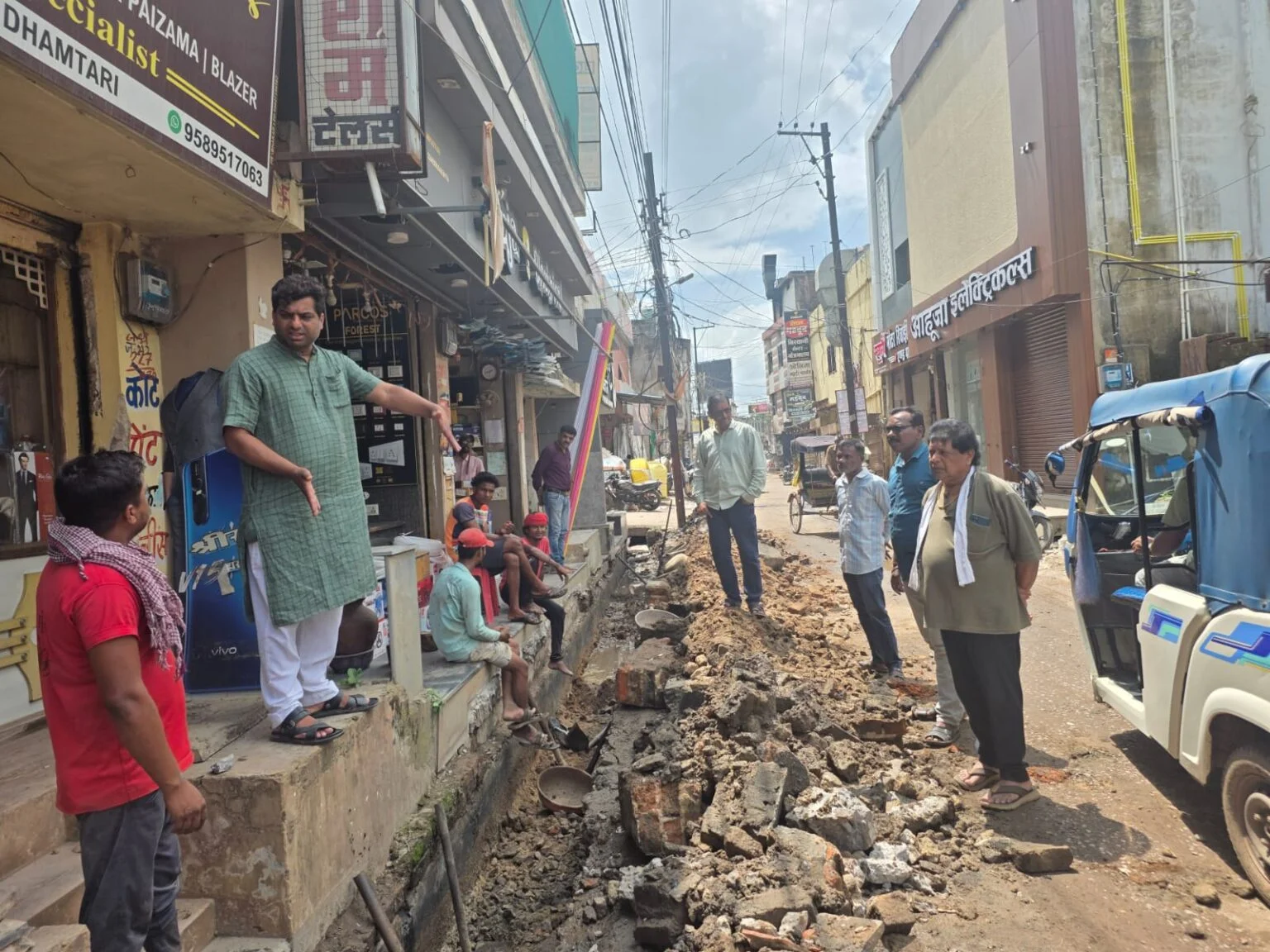 वर्षों से आ रही  जल भराव समस्या से निजात दिलाने : विमल टाकिज रोड पहुंचे निगम पीडब्ल्यूडी अध्यक्ष