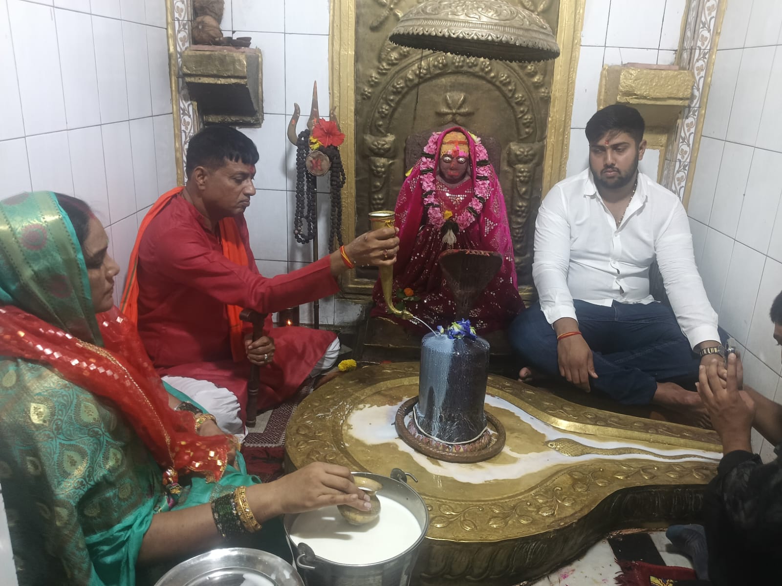 सावन के पहले सोमवार पर शिवालयों में उमड़ी आस्था