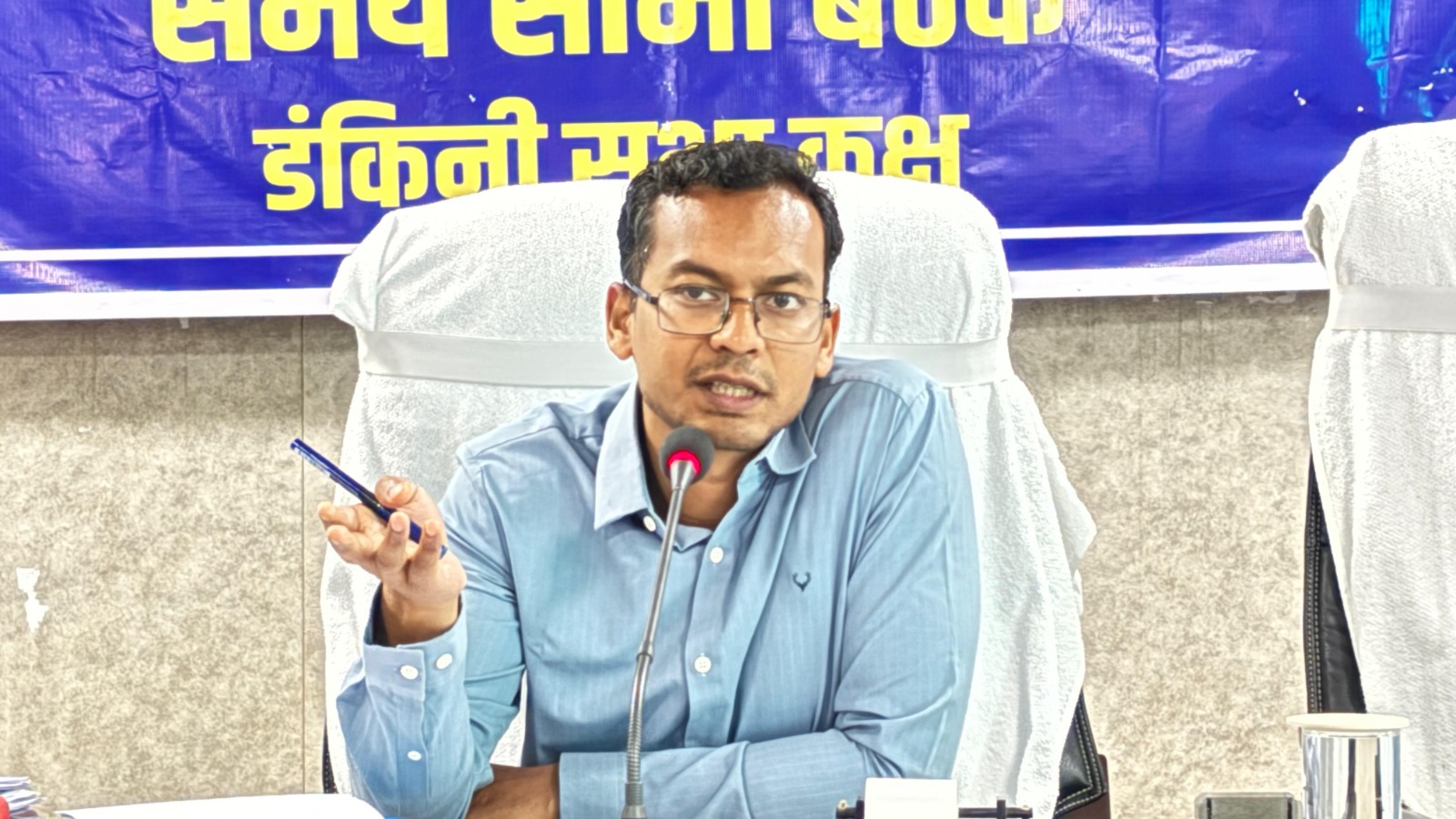 कलेक्टर ने अद्यतन प्रगति के संबंध में लिया समीक्षा बैठक