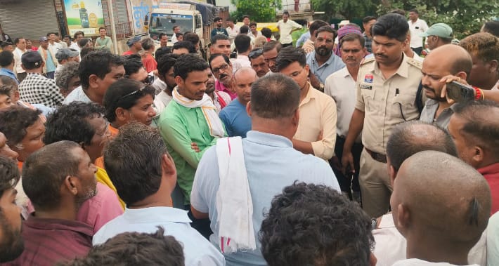 समोदा में जब्त 35.05 मीट्रिक टन खाद की नीलामी टली, किसानों ने किया चक्काजाम