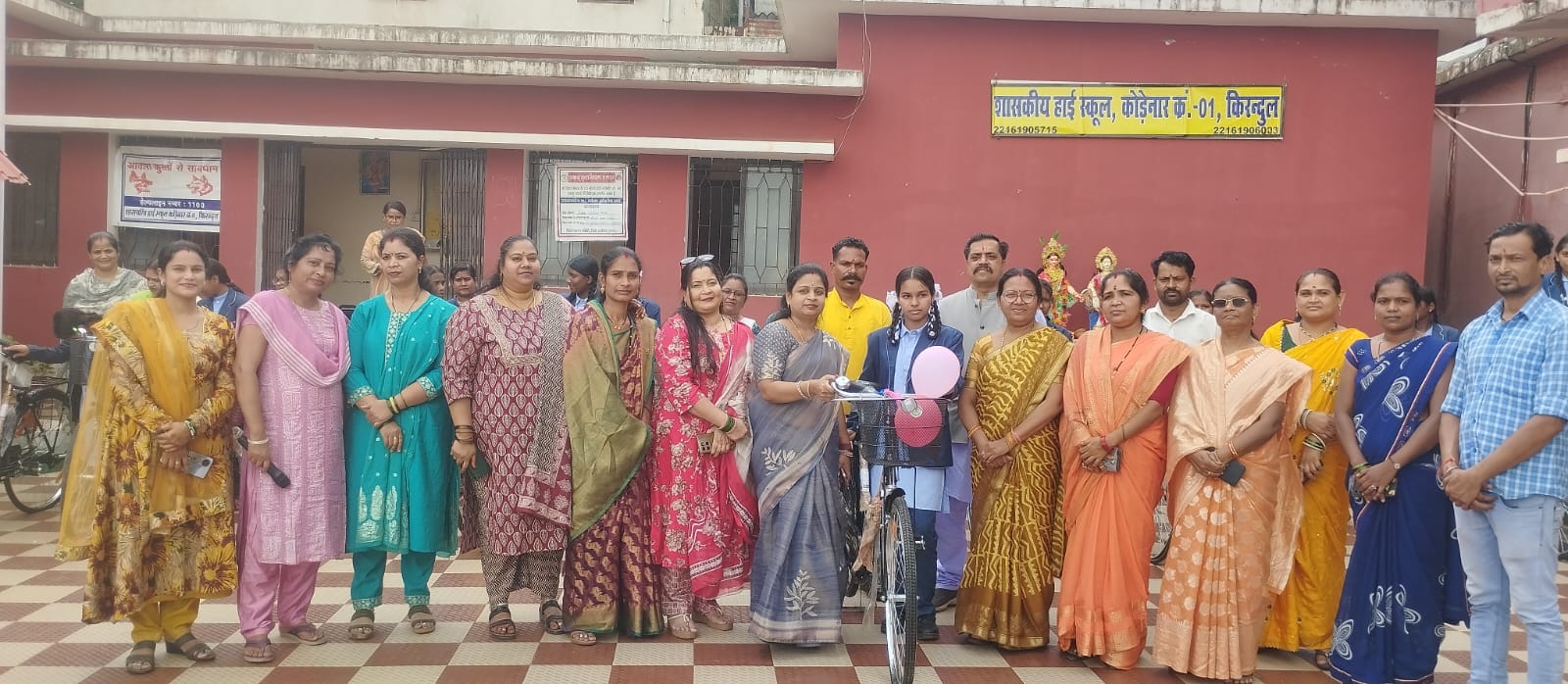 हाईस्कूल गजराज कैंप में माँ सरस्वती व छ.ग. महतारी की मूर्ति का अनावरण,13 छात्राओं को वितरण की गई साइकिल