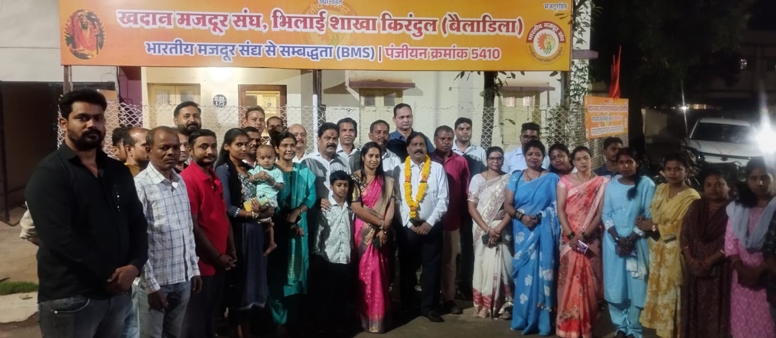 खदान मजदूर संघ द्वारा दीर्घ सेवा पश्चात सेवानिवृत वरिष्ठ साथी का किया गया सम्मान 