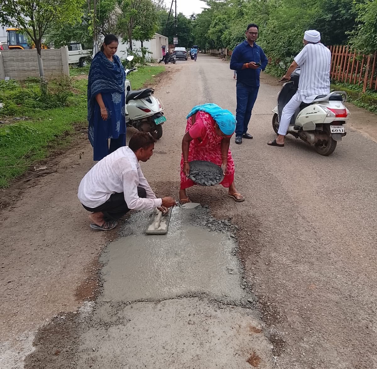 नगर निगम द्वारा नियमित साफ-सफाई, जलनिकासी और सड़क मरम्मत कार्य किया जा रहा