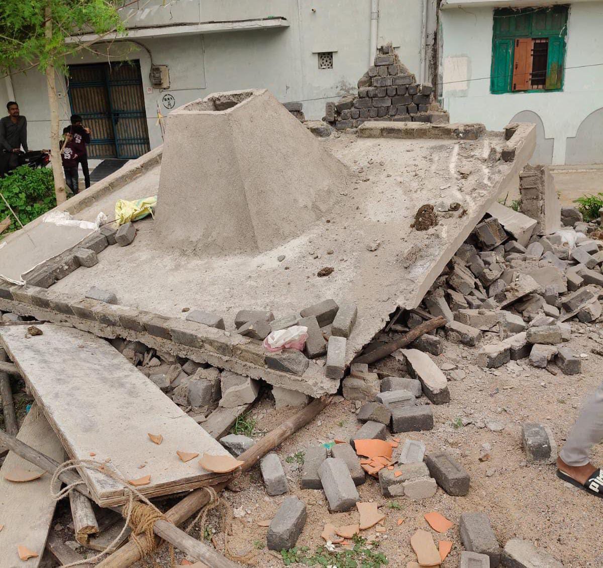 मंदिर तोड़ने के विरोध में मोहल्ले वासियों एवं कांग्रेसी जनों ने जोन क्रमांक 9 का किया घेराव